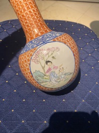 Une paire de porte-chapeaux, un repose-t&ecirc;te et un vase en porcelaine de Chine, 19/20&egrave;me